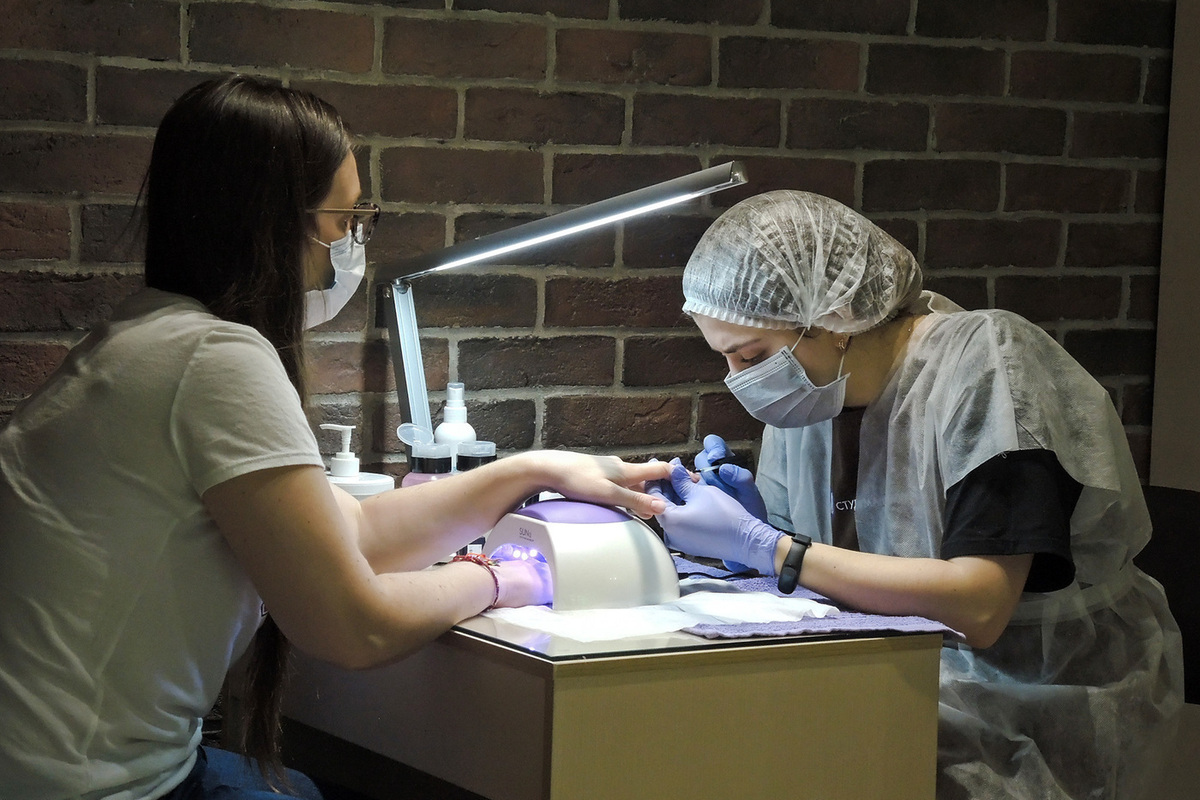 Спрос на услуги салонов и мастеров красоты сильно снизился в этом месяце