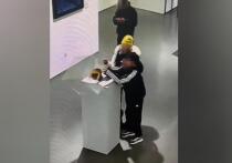 И вновь история о детских шаловливых ручках и повреждённом музейном экспонате! Видео инцидента, произошедшего 13 декабря, было опубликовано в Сети китайской журналисткой Чжан Кайи