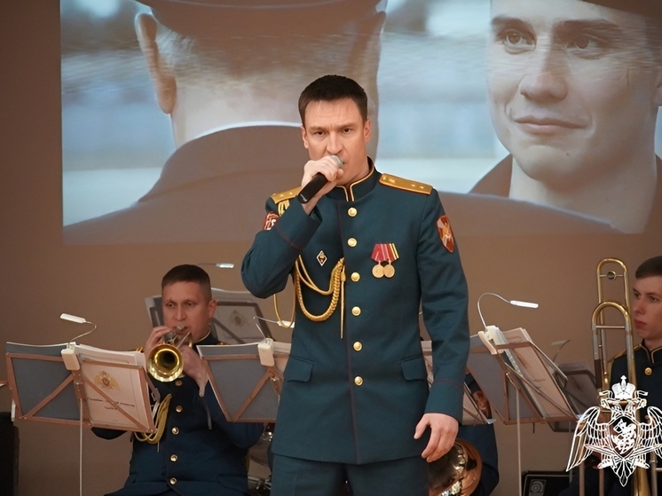 Военный оркестр Росгвардии выступил с патриотическим концертом в школе Чебоксар