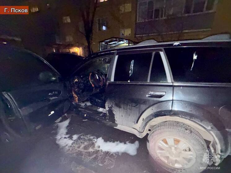 Ночной пожар в Пскове: огнеборцы МЧС спасли автомобиль Great Wall