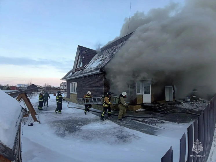 В Рубцовске загорелся частный дом, внутри которого были дети