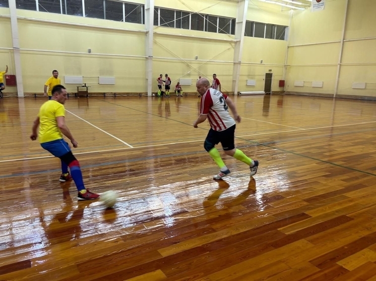 Ветераны Серпухова провели матч по футзалу