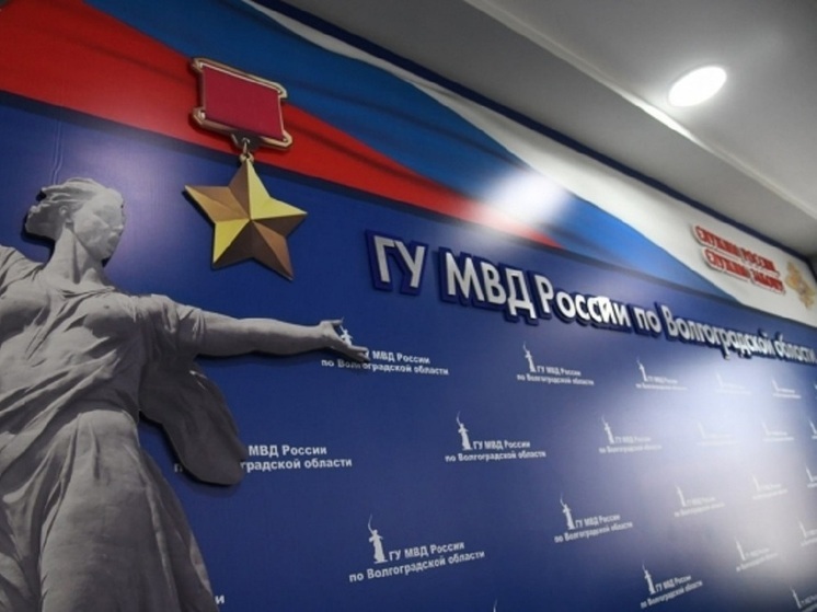 Начальник ГУ МВД по Волгоградской области Дмитрий Свинов отмечает юбилей