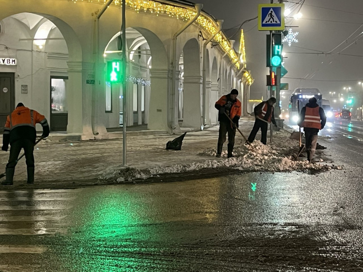 В Костроме дорожники вывозят снег с городских улиц