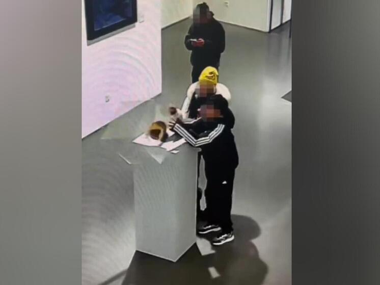 В Китае мальчик перевернул золотую корону ручной работы во время посещения музея