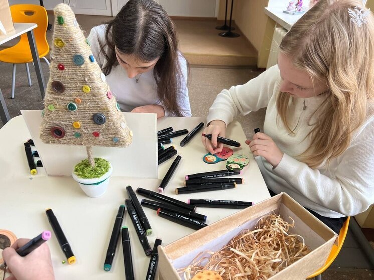 Херсонские школьники сделали подарки своими руками для бойцов СВО