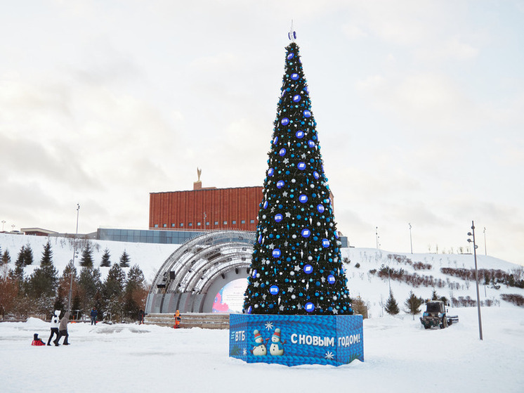 В детском парке «Елмай» в Казани установили новогоднюю елку