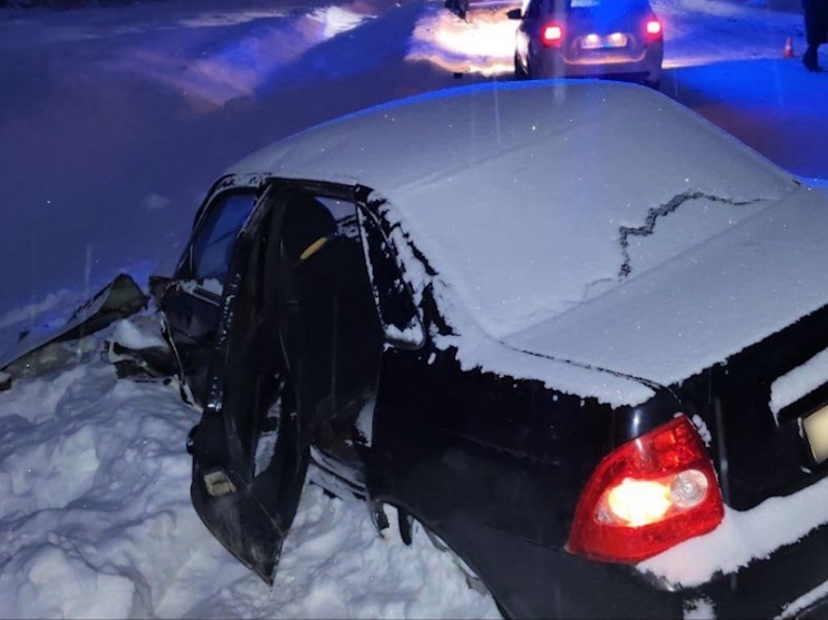 В Поморье три человека пострадали при лобовом столкновении на трассе