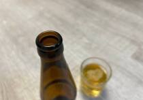 В Горно-Алтайске рецидивист с собутыльником в течение дня закупались алкоголем в магазине, расплачиваясь билетами «банка приколов»