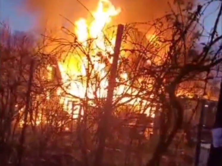В Ростове во время пожара пенсионер лишился частного дома