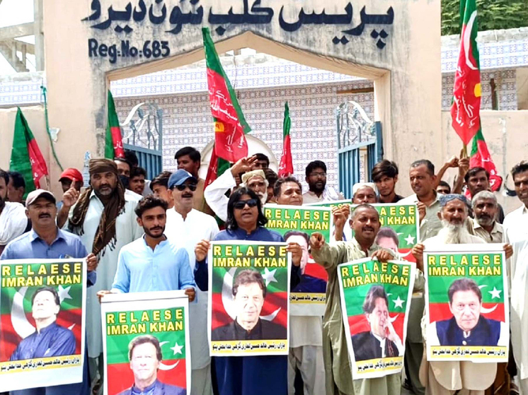 Сыновья осужденного экс-премьера Пакистана рассказали о тюремном заключении Имрана Хана