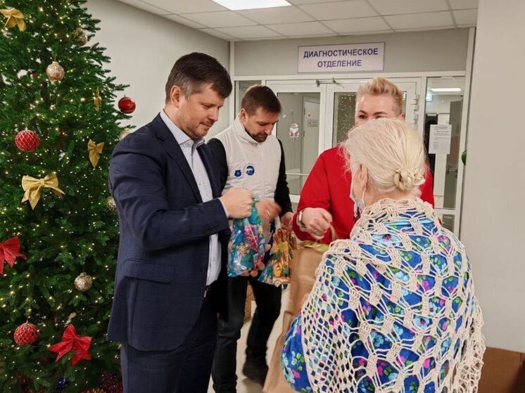 «Единая Россия» передала новогодние подарки для пациентов областной онкологической больницы
