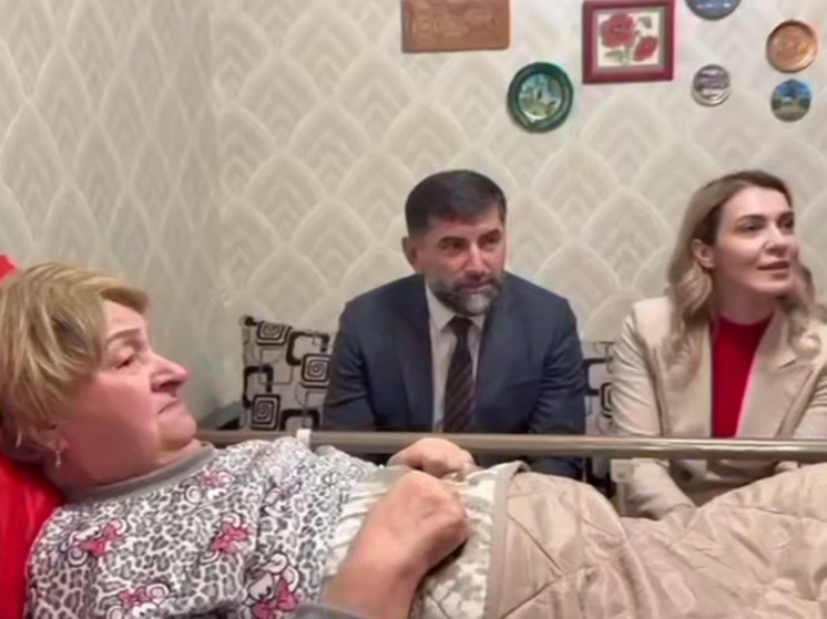 Мэр Махачкалы подарил блокаднице новую мебель и технику