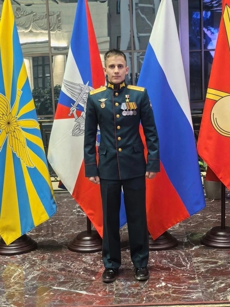 Память Героя России увековечили в Тегульдетской школе Томской области