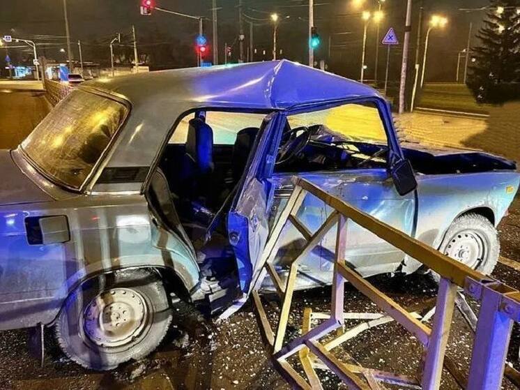 В Пензе отечественная легковушка сложилась пополам на улице Измайлова