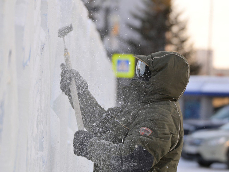 На хабаровской площади Ленина два мастера вырезают ледовые скульптуры