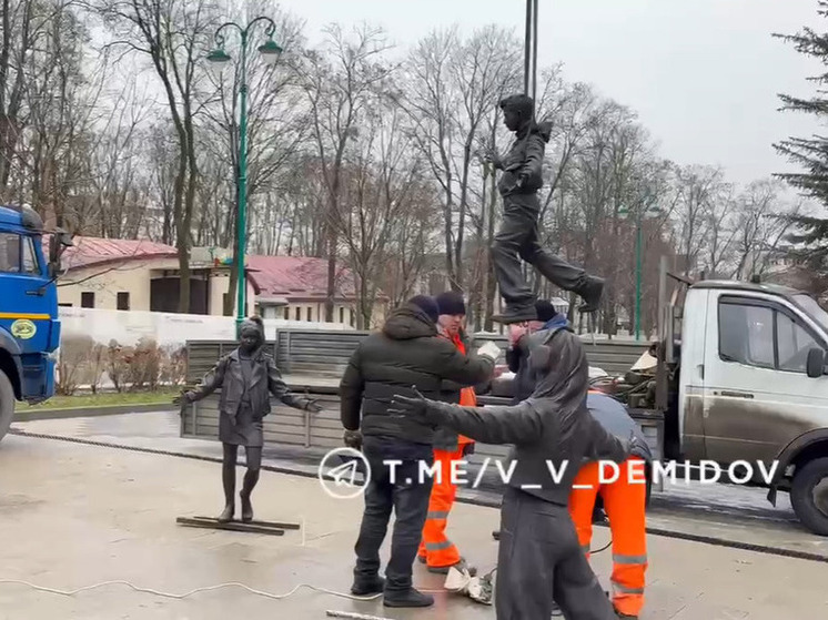 В Центральном парке Белгорода начали устанавливать скульптуру «Хоровод времени»
