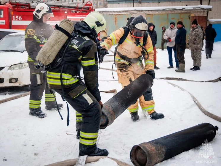 В Барнауле пожарные предотвратили взрыв двух газовых баллонов в гаражном кооперативе