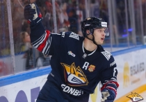 Во время этой декабрьской паузы в чемпионате КХЛ «МК-Спорт» удалось пообщаться с главным открытием этого сезона, лучшим снайпером «регулярки», 21-летним нападающим магнитогорского «Металлурга» Романом Канцеровым