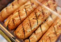 Власти города Билокси (США) арестовали 33-летнюю женщину из Техаса по подозрению в том, что она втыкала бритвенные лезвия в буханки хлеба в местных гипермаркетах