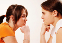 Исследование психологов из Калифорнийского университета раскрыло фундаментальное различие в работе мозга: когда люди оценивают эмоции другого человека, одни проводят сложный статистический анализ, считывая информацию с лица и фона, в то время как другие используют простой и менее затратный путь — просто усредняют оба сигнала