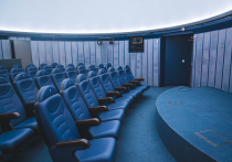 В Кировске завершилась капитальная реконструкция культурного центра «Большевик», который теперь включает в себя кинотеатр, планетарий и игровые комнаты для детей. Работы начались в 2022 году и проводились при поддержке компании «ФосАгро».