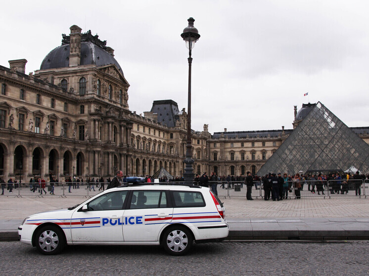 Сотрудники Лувра проголосовали за продление стачки