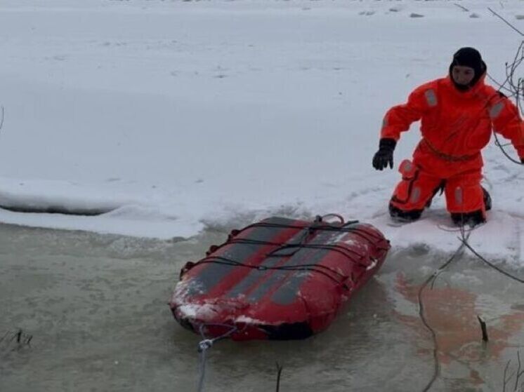 В Уфе спасли провалившегося под лед рыбака