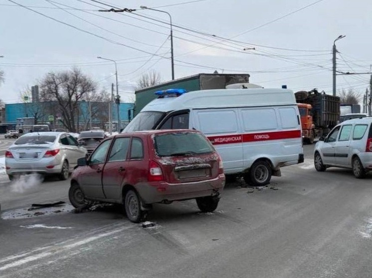 Скорая помощь попала в аварию около ТРК в Челябинске