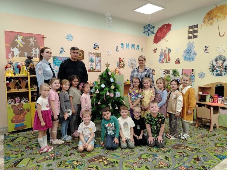 Дорожные знаки вместо игрушек: дедовичские дошкольники и ГИБДД украсили ёлку безопасности