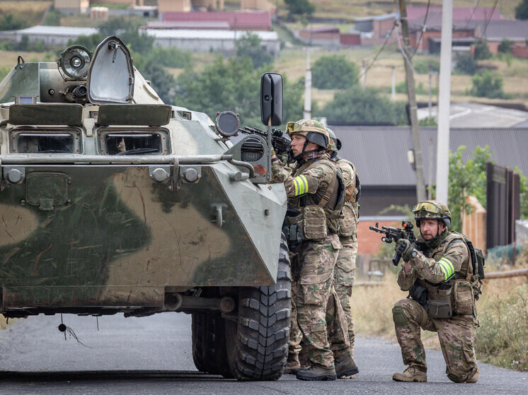 Премьера 16-серийного остросюжетного сериала под рабочим названием «Спецы» состоится на РЕН ТВ. Это первый совместный проект телеканала и кинокомпании «Триикс Медиа».