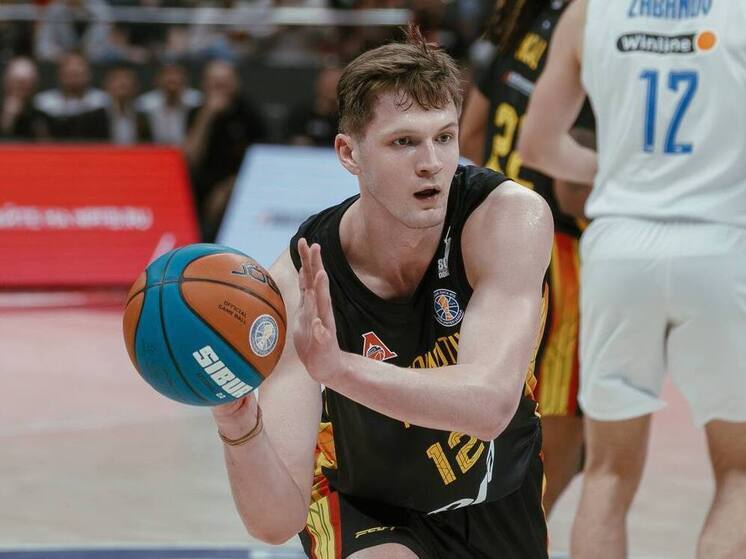 На 17 декабря в календаре Единой лиги ВТБ был поставлен матч, имевший не только спортивное значение. Хотя «Зенит» и «Локомотив-­Кубань» располагались на соседних строчках в турнирной таблице, интерес к игре подогревался иными факторами.