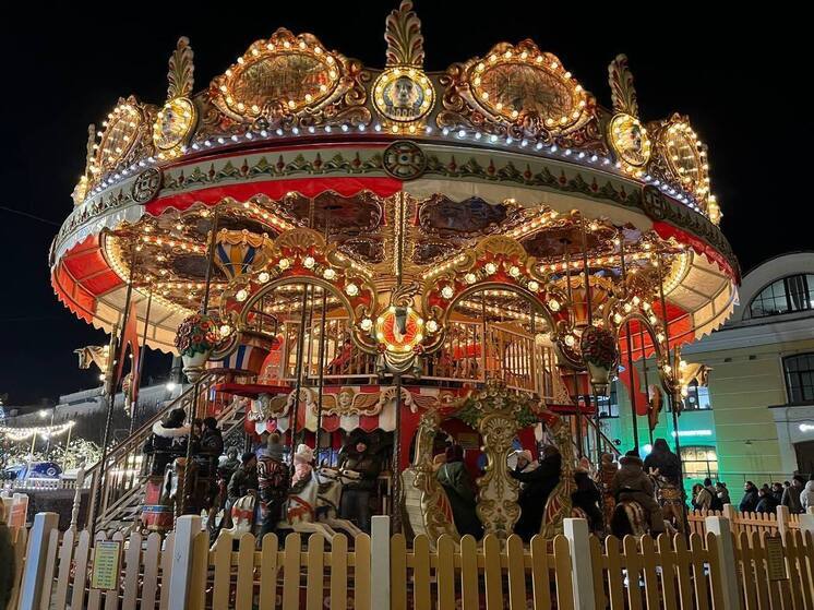 Сейчас Новый год с размахом отмечают по всей стране, но именно в Северной столице в эти праздничные дни царит неповторимая атмосфера: со всей страны в город приезжают гости, чтобы ее прочувствовать.