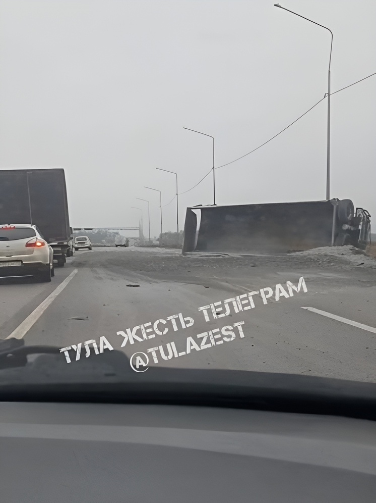 Фура потеряла прицеп и съехала в поле на трассе под Тулой