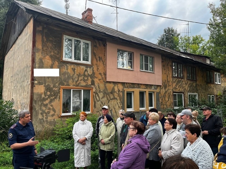 Жители дома в Столярном переулке Иванова живут под худой крышей