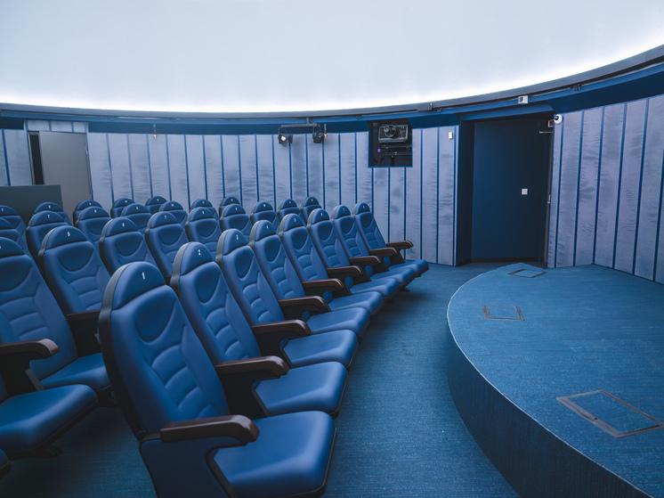 В Кировске завершилась капитальная реконструкция культурного центра «Большевик», который теперь включает в себя кинотеатр, планетарий и игровые комнаты для детей. Работы начались в 2022 году и проводились при поддержке компании «ФосАгро».