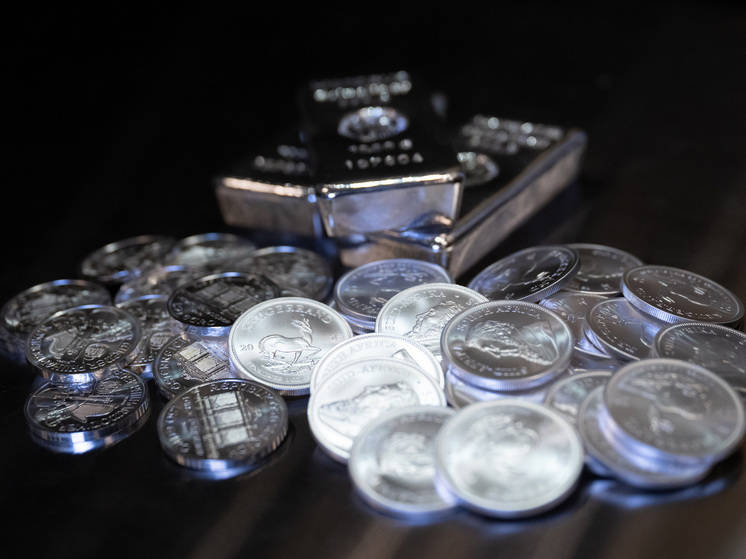 Серебро рекордно подорожало: стоит ли россиянам вкладываться в драгметалл