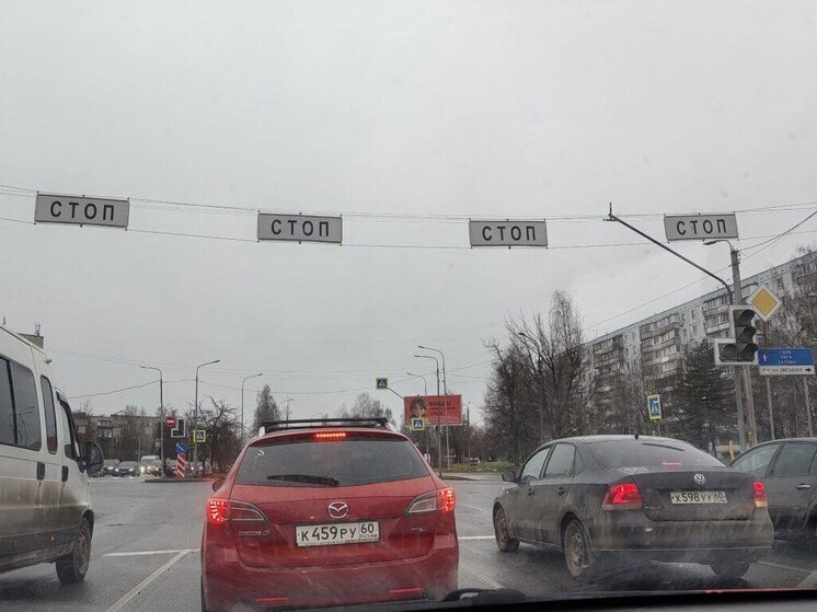 Псковичи жалуются на пропавший красный сигнал у светофора