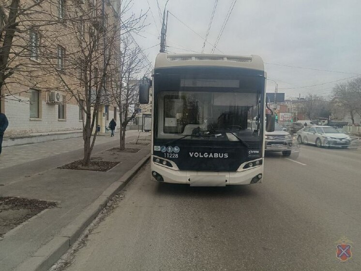 В Волгограде в автобусе упала пассажирка и получила травмы