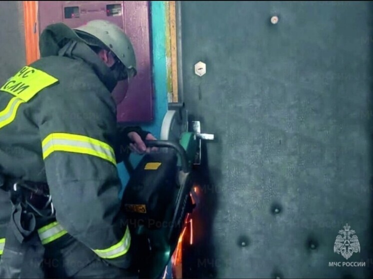 В Орловской области ребёнок остался один в квартире с захлопнувшейся дверью