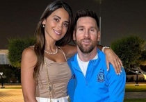 Аргентинская модель, предприниматель и инфлюэнсер Антонелла Рокуццо провела атмосферную новогоднюю фотосессию. 37-летняя супруга аргентинского футболиста Лионеля Месси похвасталась соблазнительными формами.