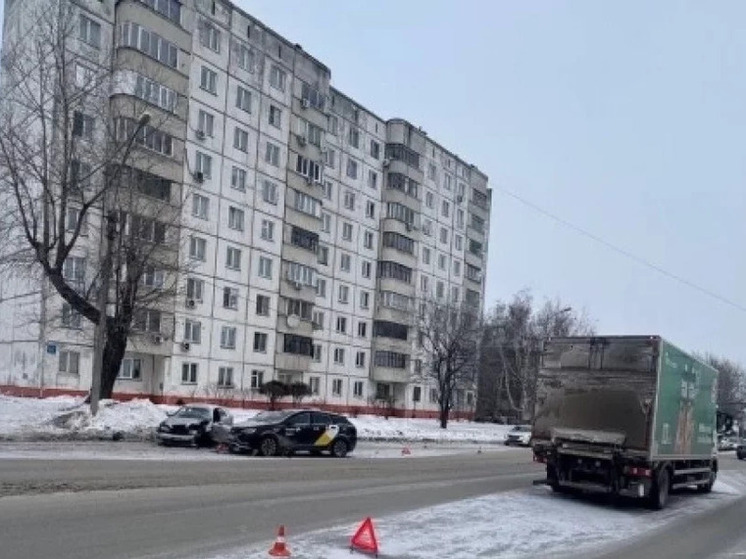 В Ленинском районе Новосибирска в цепном ДТП пострадал водитель иномарки