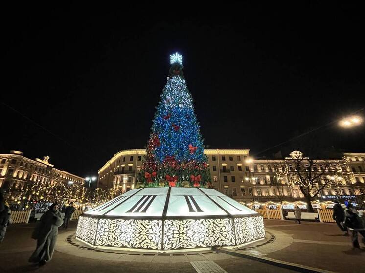 Северная столица ежегодно входит в топ‑5 регионов, которые россияне стремятся посетить во время длительных новогодних выходных. О том, какие мероприятия и площадки подготовил город для веселой встречи Нового, 2026 года, — в нашем материале.