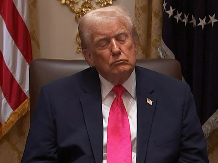 Кадры с засыпающим на заседаниях президентом США вызвали в Сети волну насмешек