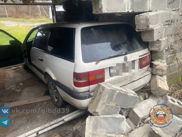 В Гвардейском районе водитель погиб после наезда на стену