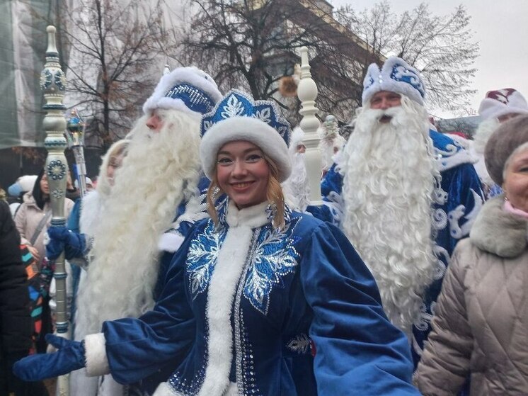 17 декабря в центре Пензы ожила настоящая новогодняя сказка. Здесь прошло традиционное шествие Дедов Морозов, снегурочек и других волшебных персонажей, которое ознаменовало старт новогодней компании. Правда, в этом году праздничные мероприятия начались чуть позже запланированного: из-за резкого ухудшения погодных условий и введения в Пензенской области режима повышенной готовности мероприятия перенесли с 13 декабря.