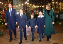 На фоне тёплого предрождественского обеда короля Карла III в Букингемском дворце, где семья сплотилась вокруг принцесс Беатрис и Евгении, их отец – бывший принц Эндрю – был замечен в полном одиночестве, катающимся верхом на лошади под проливным дождём в Виндзоре