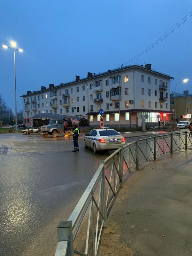 Авария на водопроводных сетях ограничила движение на проспекте Ленина в Великих Луках