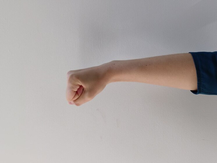 В Барнауле пассажирку ударили палкой при выходе из общественного транспорта