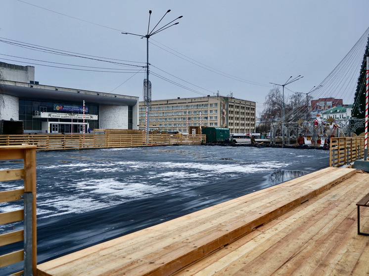 В Орле продолжается подготовка главного городского катка